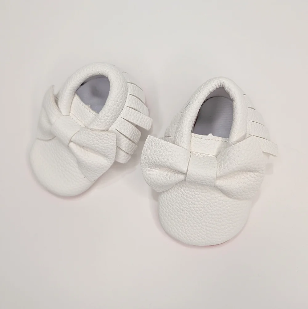 White Leather Baby Moccasins w/ Bow – Infant Crib Shoes 0–6 Months – Soft Sole‎